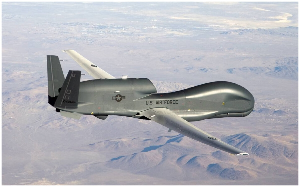 Беспилотный летательный аппарат RQ-4 Global Hawk, подобный показанному, в настоящее время выполняет невоенные картографические миссии над Южной, Центральной Америкой и Карибским бассейном по просьбе стран-партнеров в регионе. (Фото ВВС США / Бобби Запка)