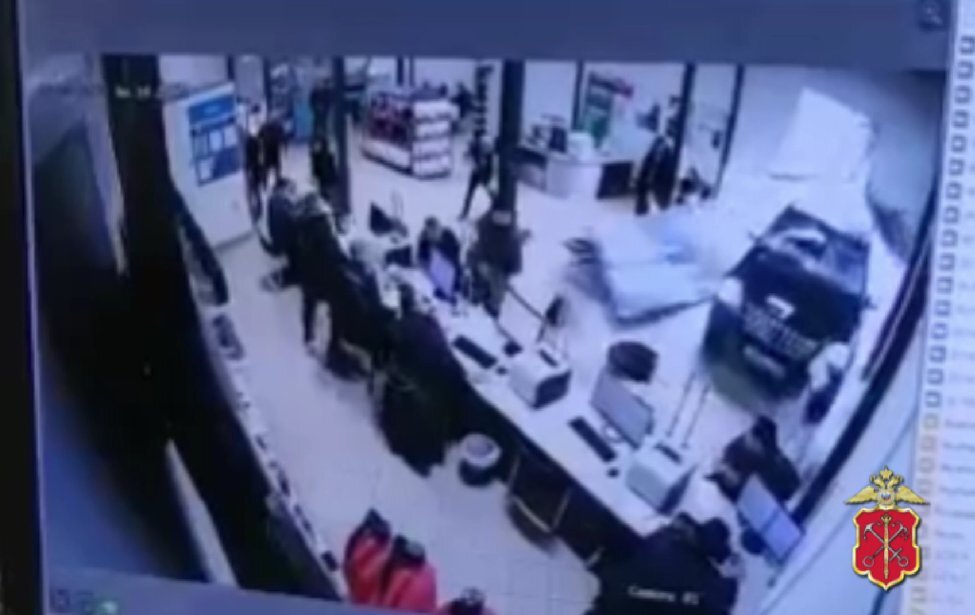 «Мерседес» въехал в здание СТО. Скриншот: видео ГУ МВД по Петербургу