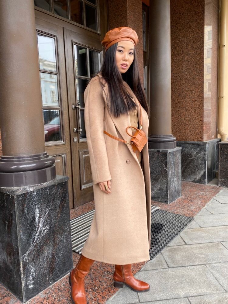 Модель бренда Overcoat.