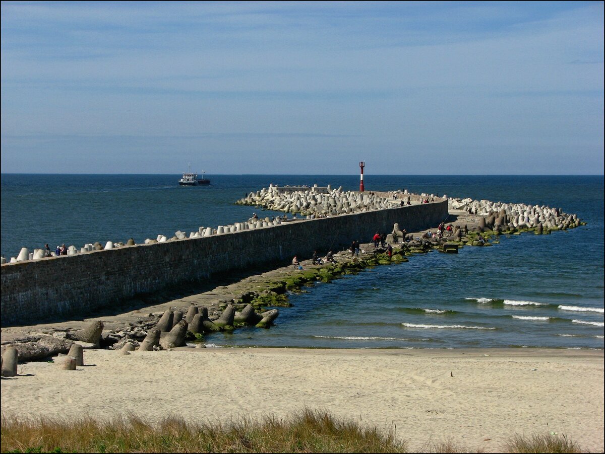 шторм на балтийском море в балтийске маяк. балтийская коса калининградская область. балтийск калининградская моое. выход в море балтийск. калининград город балтийск.