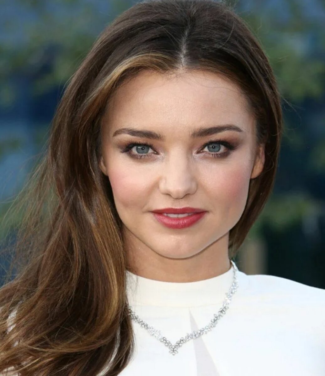 стрижки селены гомес 2019. селена гомес. селена гомес каре. селена гомес. джиннифер гудвин бет энн.