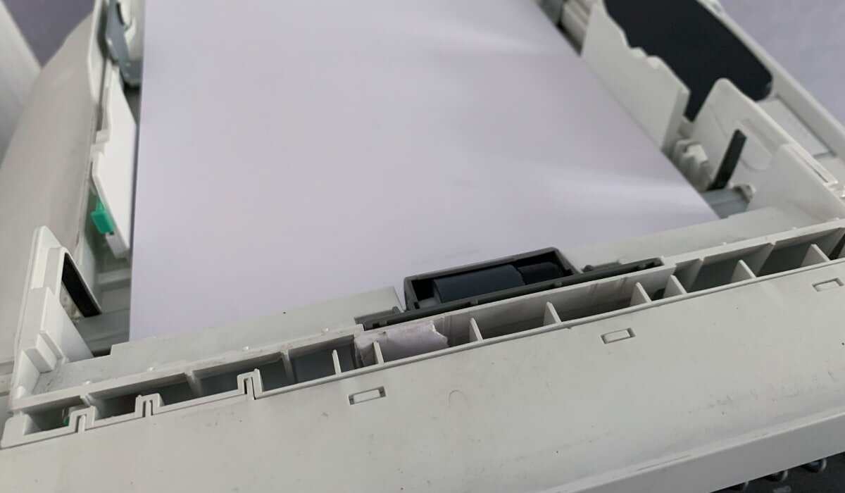 Принтер Kyocera не забирает бумагу с нижнего лотка и пишет ошибку ...