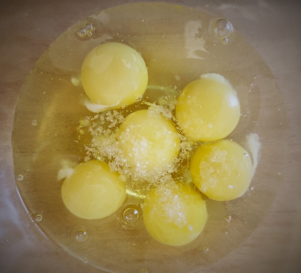 Разбиваем яйца, солим, перемешиваем