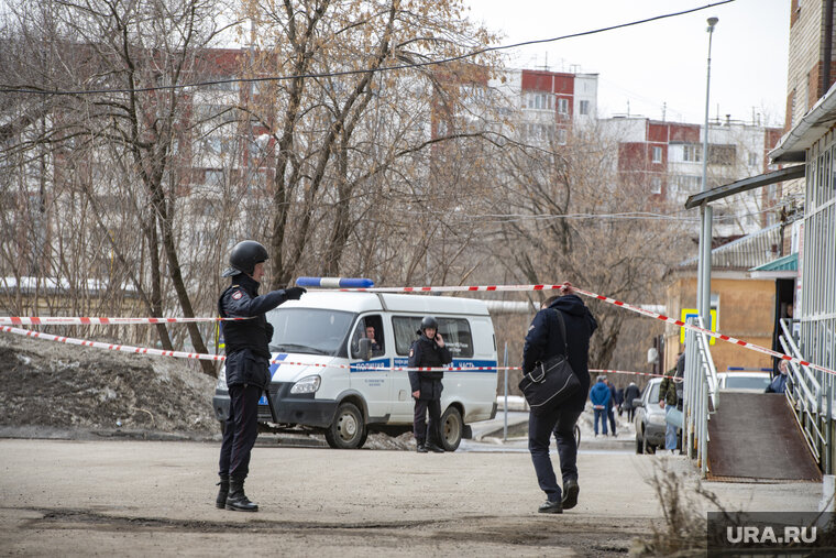    К дому подъехали пожарные машины и скорая помощь