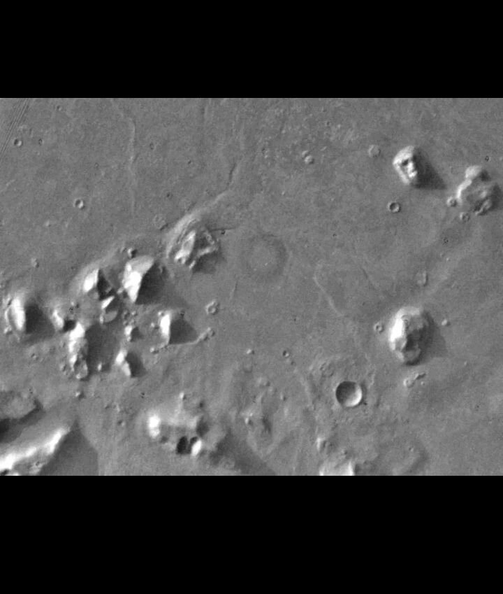 Пирамиды и загадочное лицо сфинкса. Давнешняя фотография из Интернет Источников.