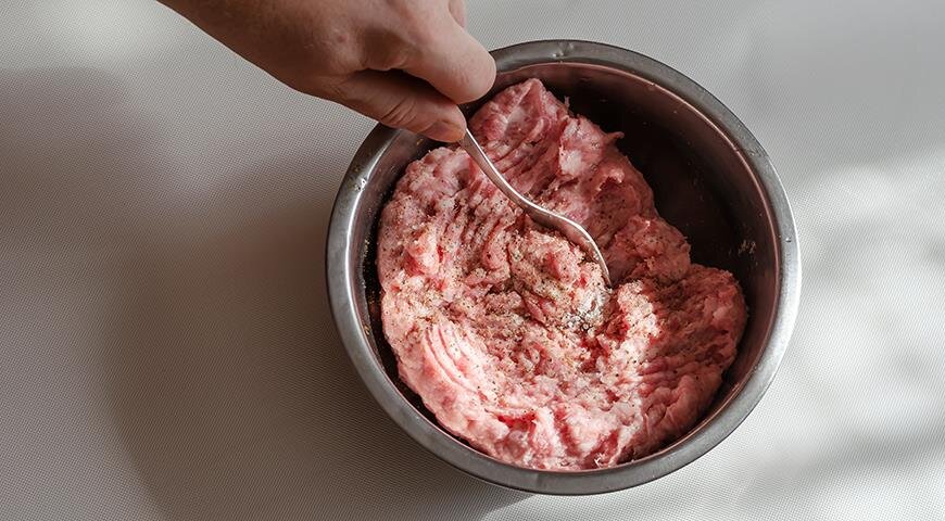 Фарш для котлет нужно аккуратно смешать вилкой, чтобы котлета получилась сочная