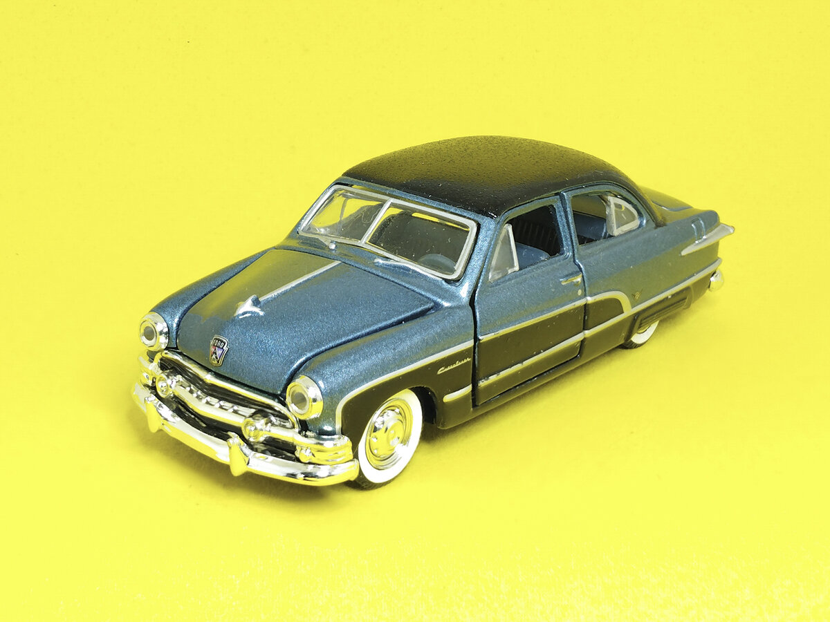 Рис. 1. Модель автомобиля Ford Crestliner 1951