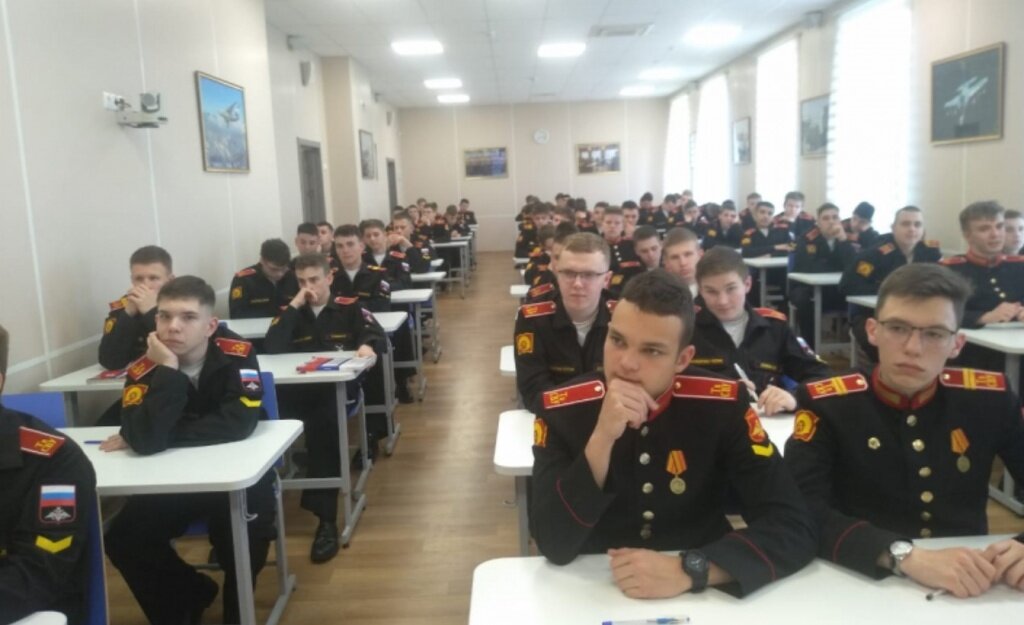 В Твери суворовцам рассказали о работе следователей и вреде наркотиков