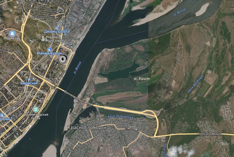 То же место с наложением фото со спутника. Видно, что полуостров, на котором мы жили, песчаный, он почти весь – сплошной пляж.