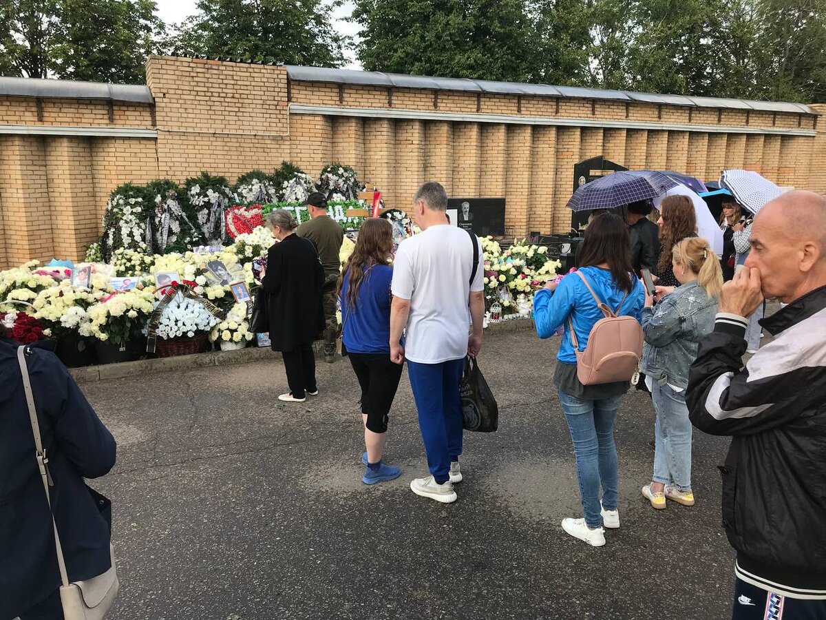 Прощальный зал троекуровского кладбища. Похорон троекуровское кладбище. Похороны корреспондента сегодня. Похороны журналиста сегодня. Похороны корреспондента сегодня.