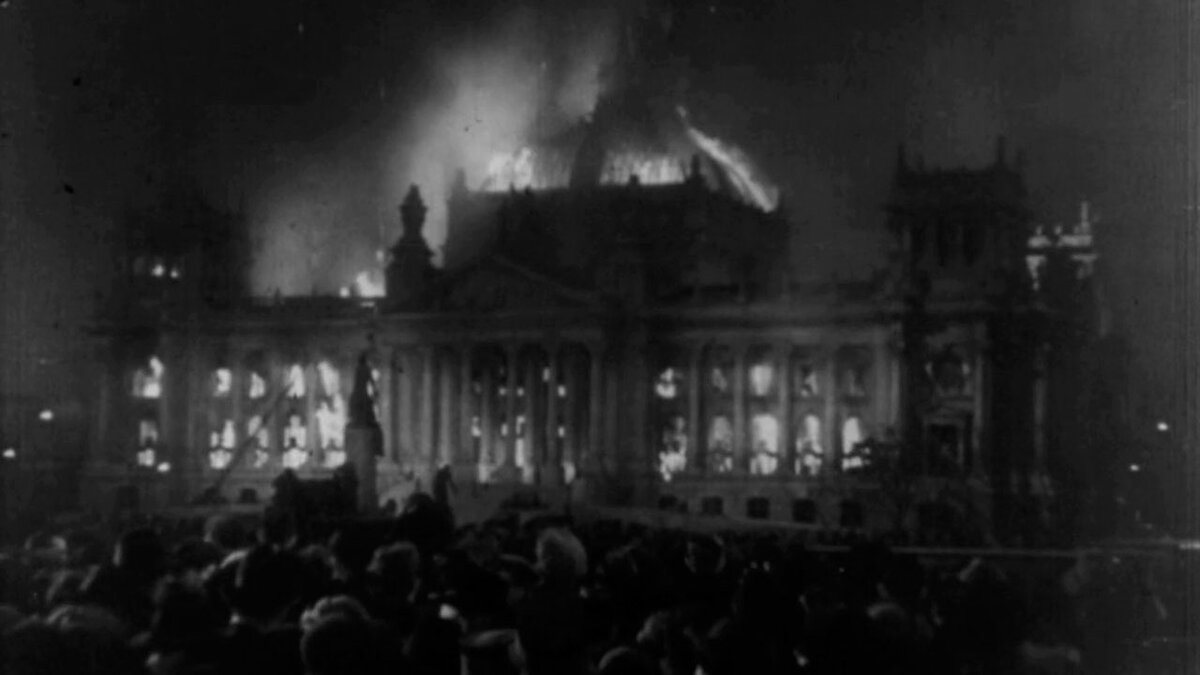 Пожар в рейхстаге 1933 года. Никто из свидетелей того несчастного случая даже не представлял, что лишь через 12 лет рейхстаг будет лежать в руинах, увенчанный красным знаменем.