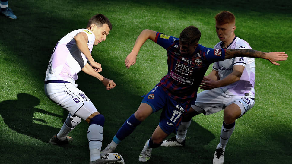 Фото: Иван Водопьянов / Коммерсантъ📷Арнор Сигурдссон (в центре)