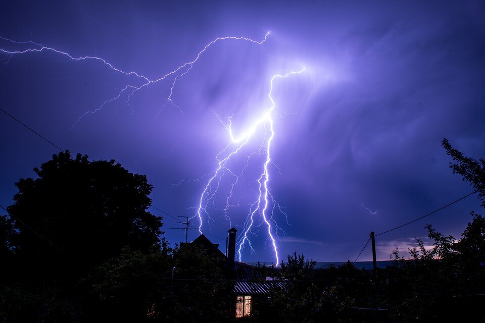    По статистике, около 75% людей, пострадавших от удара молнией, остаются в живых, если вовремя получают необходимую медпомощь. Ксения ТИМОФЕЕВА