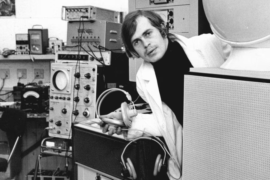 Яннис Алексис Мардас (1942-2017) – также известный как Мэджик Алекс, был греческим инженером-электронщиком, который был тесно связан с Битлз. Его прозвище дал ему Джон Леннон, когда он был связан с группой с 1965 по 1969 год, за это время он стал главой Apple Electronics (Википедия)