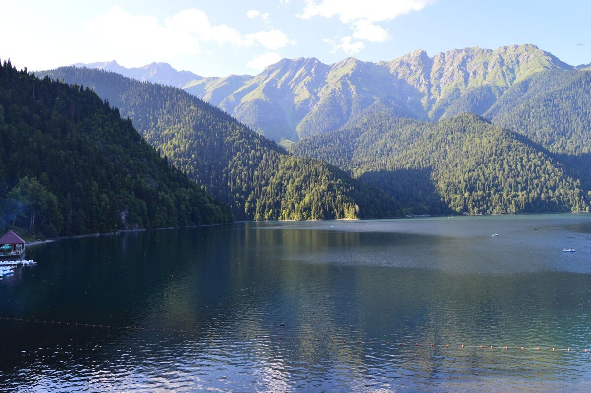 Озеро рица камера. Абхазия Рица. Глубина озера Рица в Абхазии. Гудаута Абхазия озеро Рица.