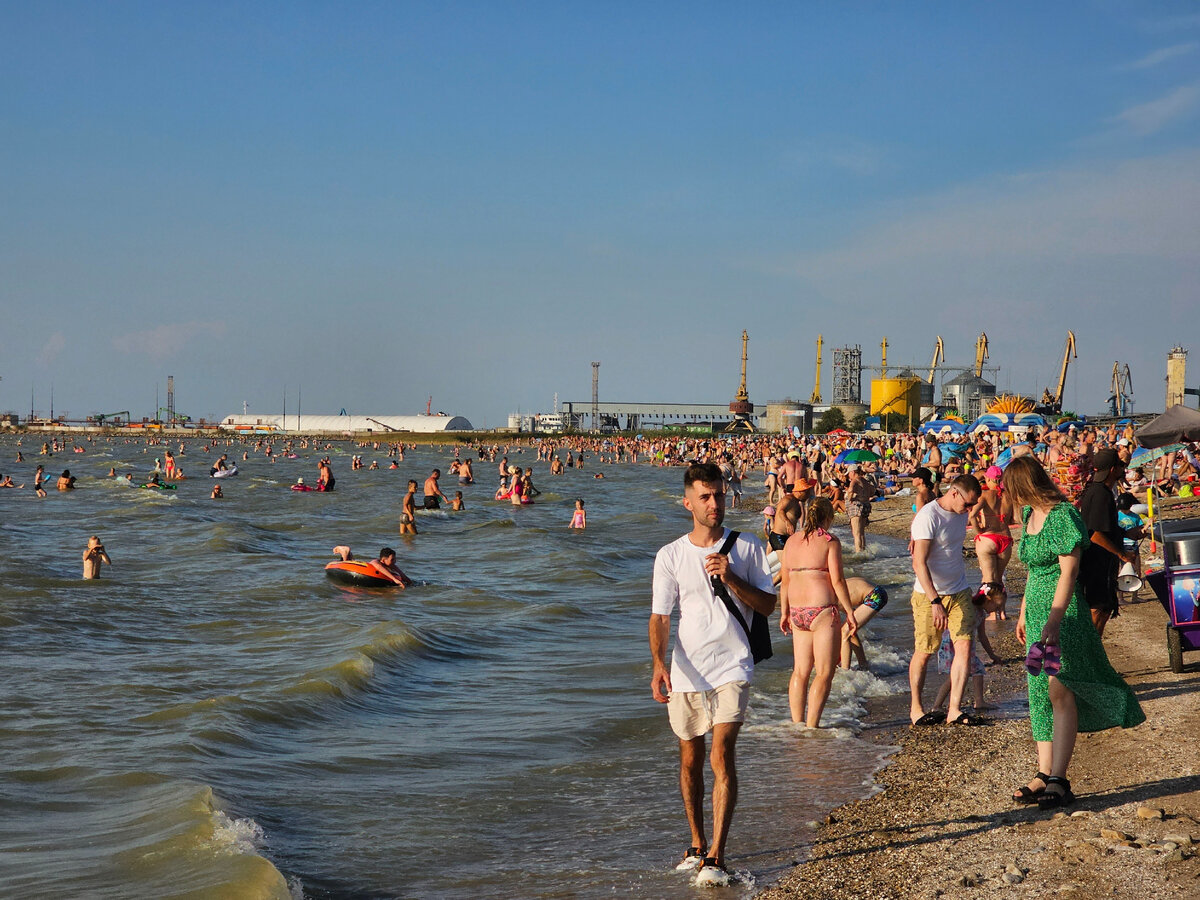 Ейск городок у моря. Пляж фото. Ейск пляжи фото. Ейск фотографии города и пляжей. Ейск фото моря и пляжа реальные.