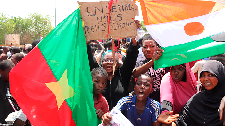 НА ПЛАКАТЕ НАДПИСЬ "ВМЕСТЕ МЫ ДОБЬЕМСЯ ЭТОГО". ФОТО: DJIBO ISSIFOU/GLOBALLOOKPRES