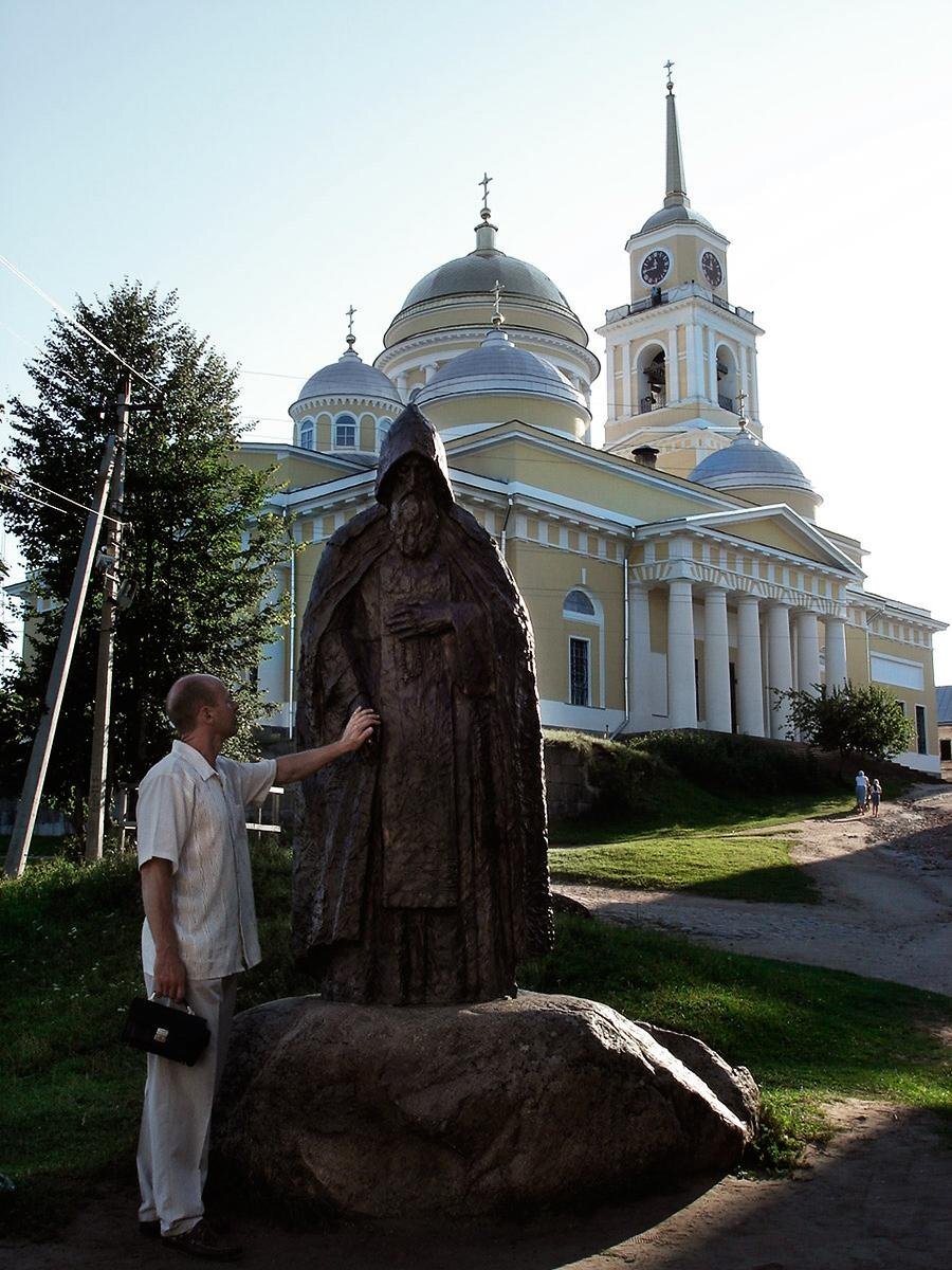 Памятник Нилу Столобенскому в  Ниловой Пустыни, Осташков