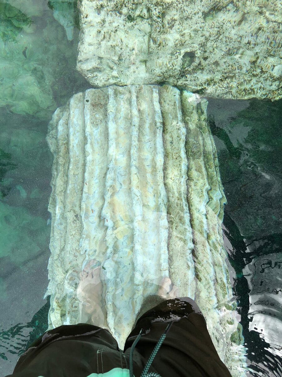 Древние колонны на дне бассейна