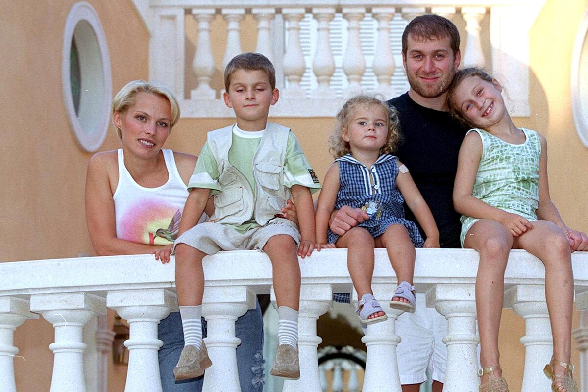 Когда у тебя и  твой жены в сердце пылает одна любовь к одним и тем же детям, это цементирует брак на долгие годы. А ещё, конечно, большой достаток, куда ж без него. Фото из открытых источников 