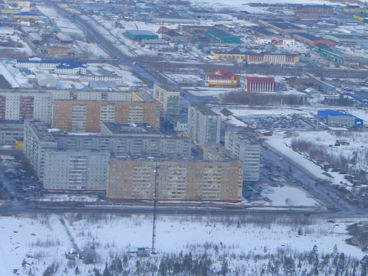 © Wikimedia Commons / public domain (Город Усинск, население которого с 1998 года сократилось на 25% и составляет около 37 тыс. чел. До сих пор не имеет автодороги, соединяющей его  с центром России)