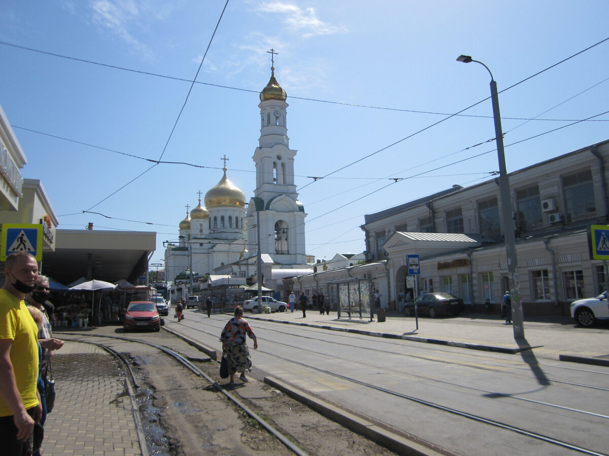 вид на кафедральный Собор Рождества Богородицы и рынок