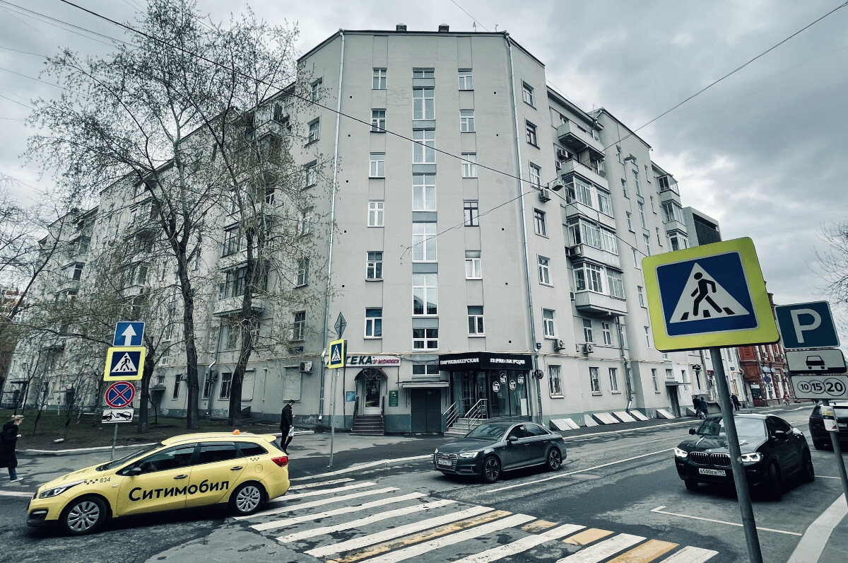 Разметка дорожного перехода нанесена эпоксидной краской