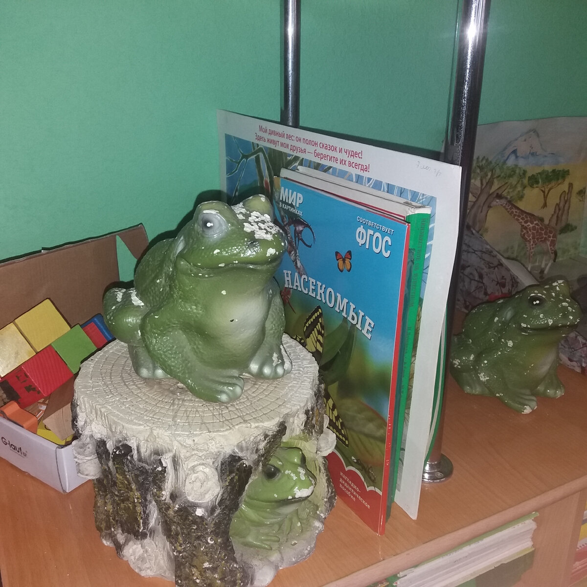 Лягушата любят укромные места. Эта садовая композиция много лет украшала один из детсадовских участков