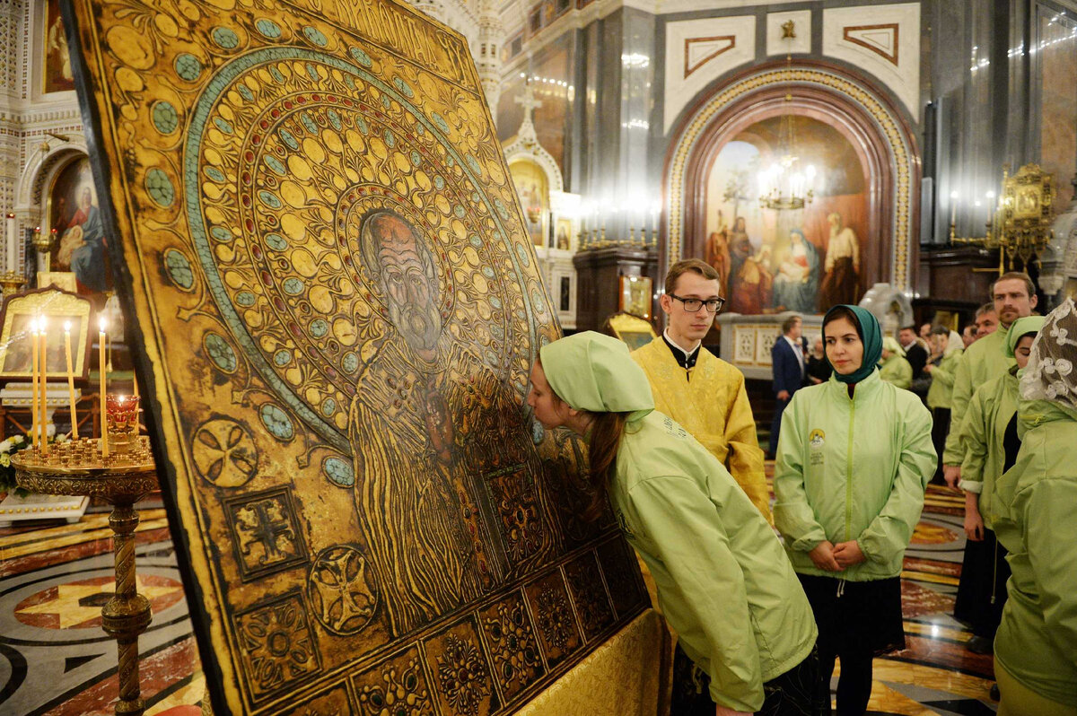 Николай Чудотворец и Угодник Божий никогда не оставляет без поддержки просящего. Источник: https://foto.patriarchia.ru/news/patriarshee-sluzhenie-v-kanun-dnya-pamyati-svyatitelya-nikolaya-chudotvortsa-v-khrame-khrista-spasitelya-2017/