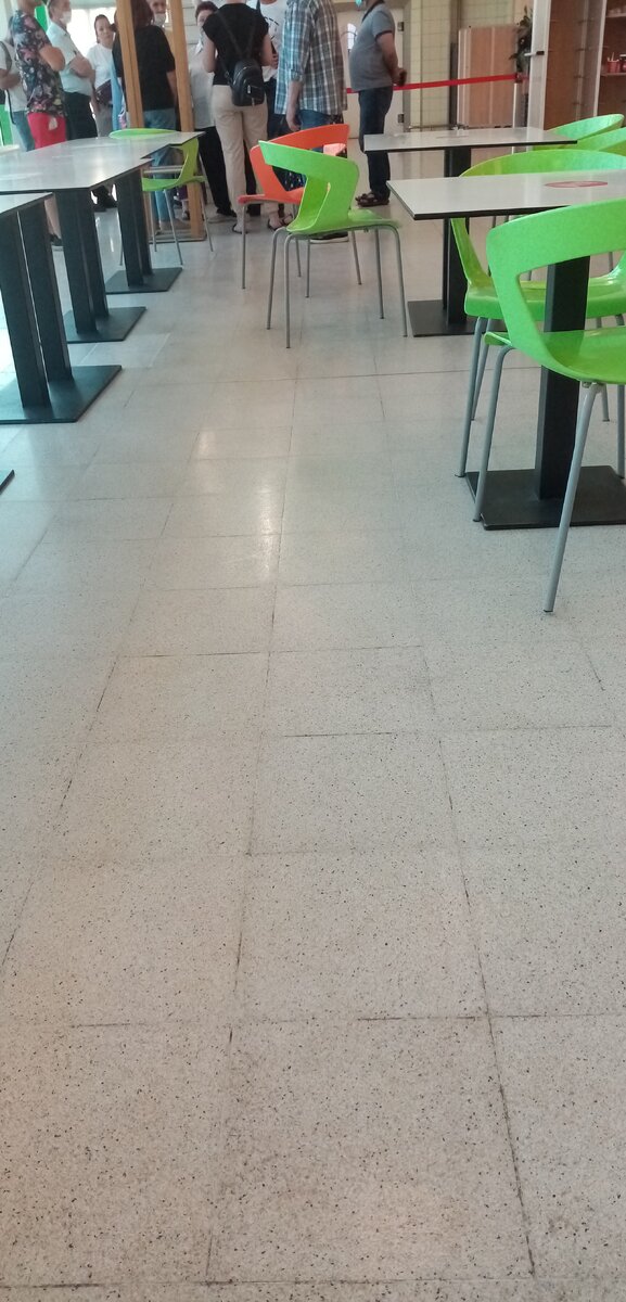 Фото автора, на подходе к пункту вакцинации в ТЦ