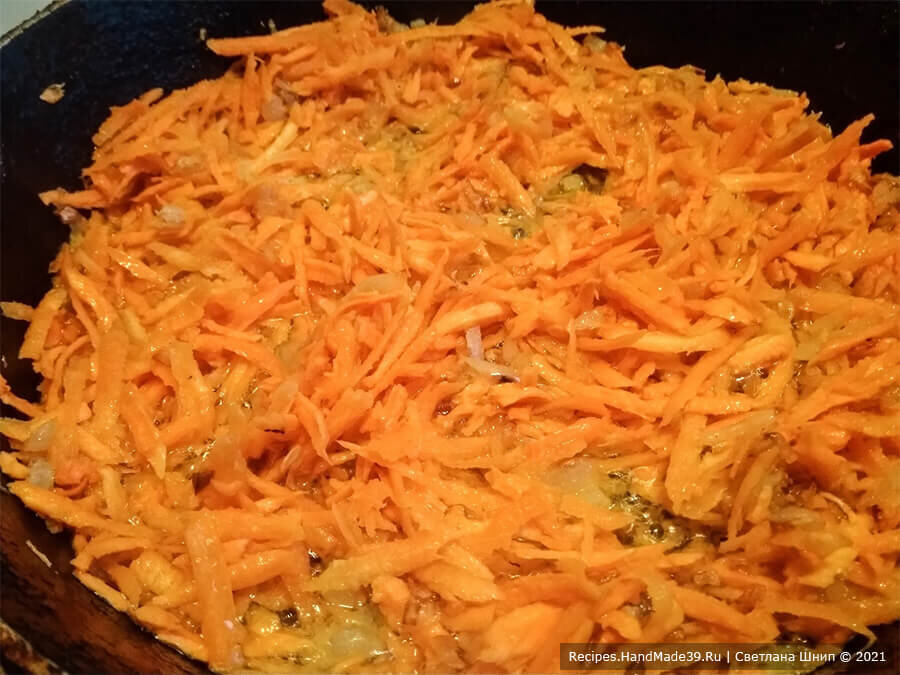 Как приготовить вкусную намазку на хлеб из кабачков - лук и морковь, обжаренные на масле