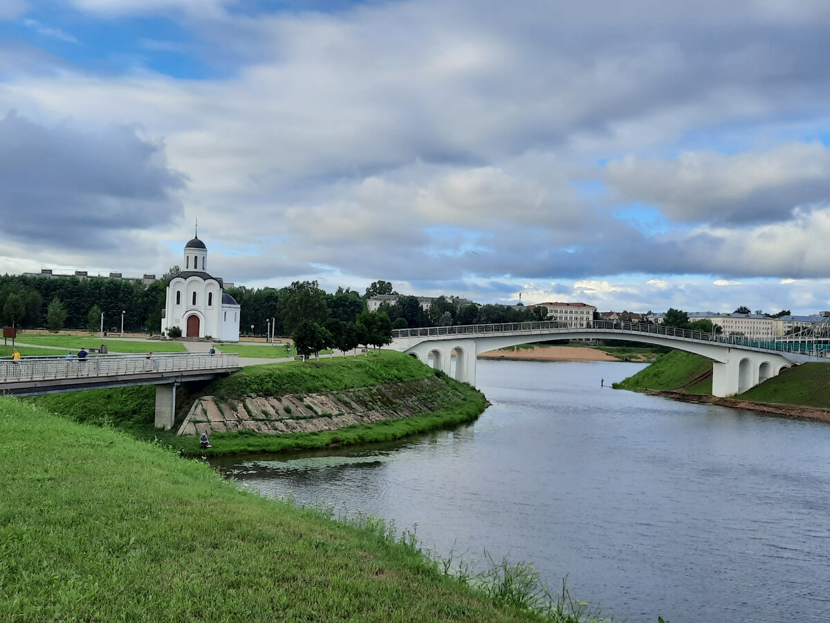 Вид на современную часовню Михаила Тверского и мосты через Тьмаку. Фото автора