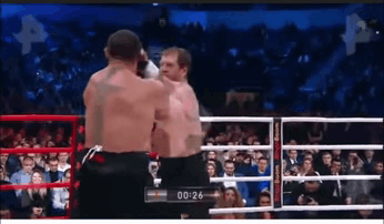 В последние годы Александр Емельяненко предпочитал бои с людьми, далекими от боевых искусств. На этих кадрах Александр отправляет в нокаут Михаила Кокляева