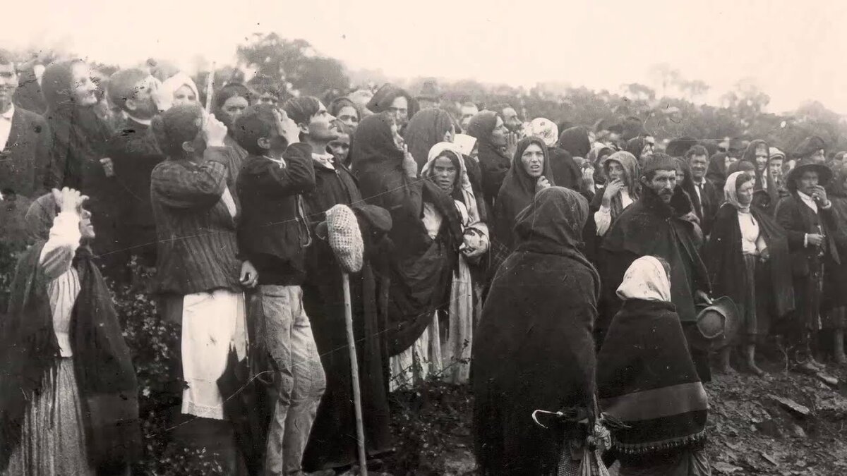 Жители Португалии в ожидании чуда, в ожидании явления Богородицы в Фатиме.