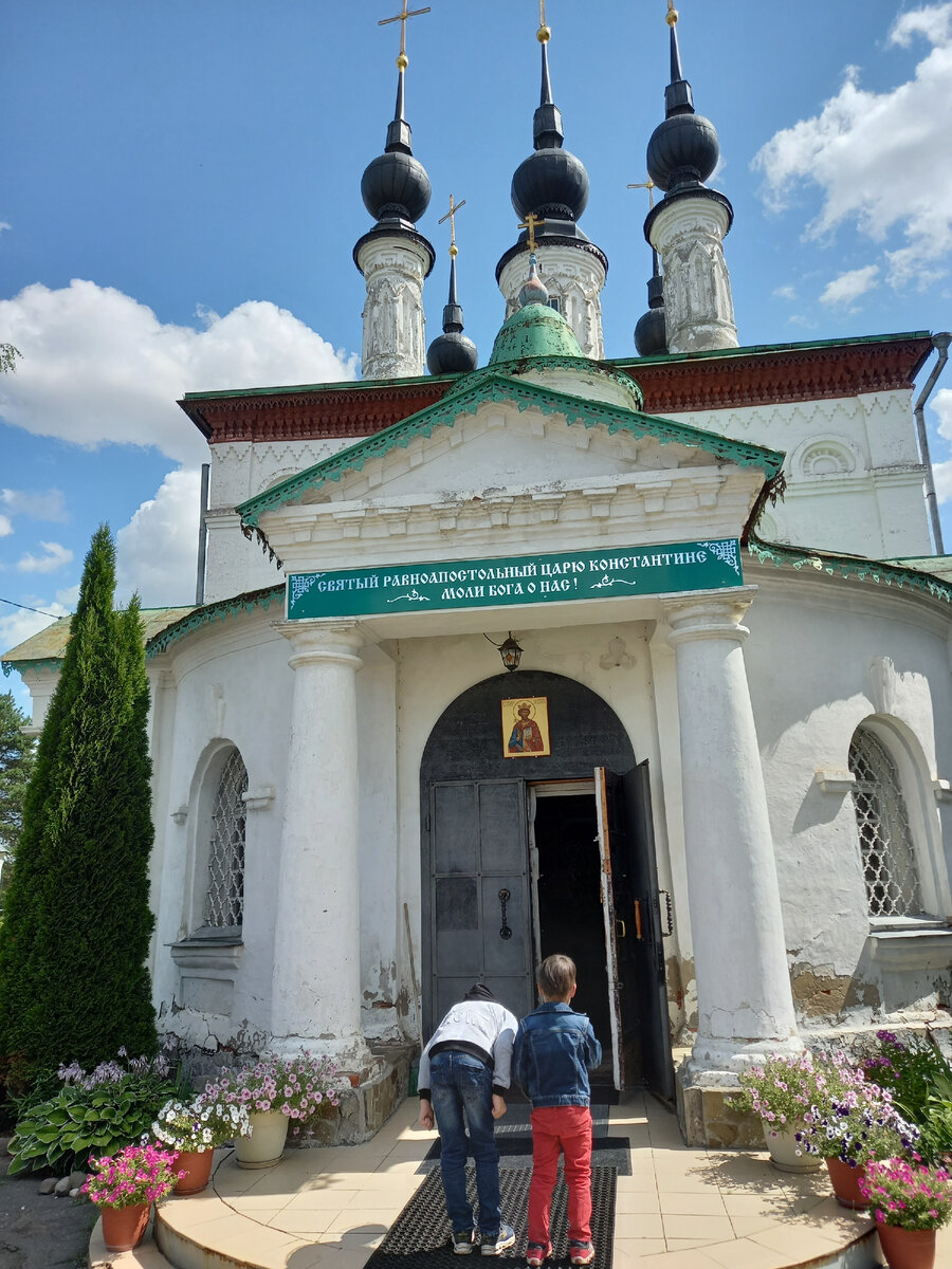 Церковь 18-ого века, внутри сохранились старинные фрески...