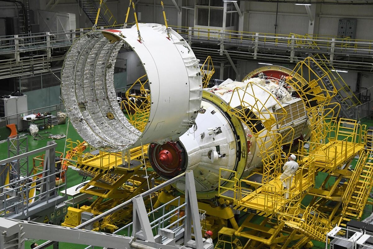 Стыковка модуля «Наука» с переходным отсеком. РКК "Энергия"/Роскосмос