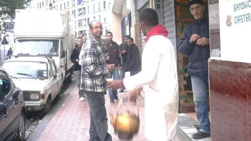 Аль-Тухами с чайником на улице Алжира. 