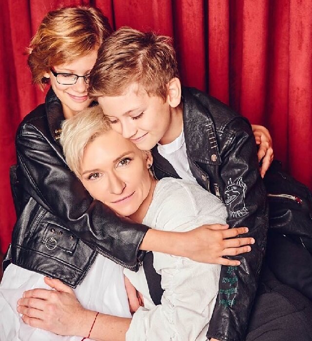 Диана Арбенина с двойняшками Артемом и Мартой. | Фото: starHit.ru.