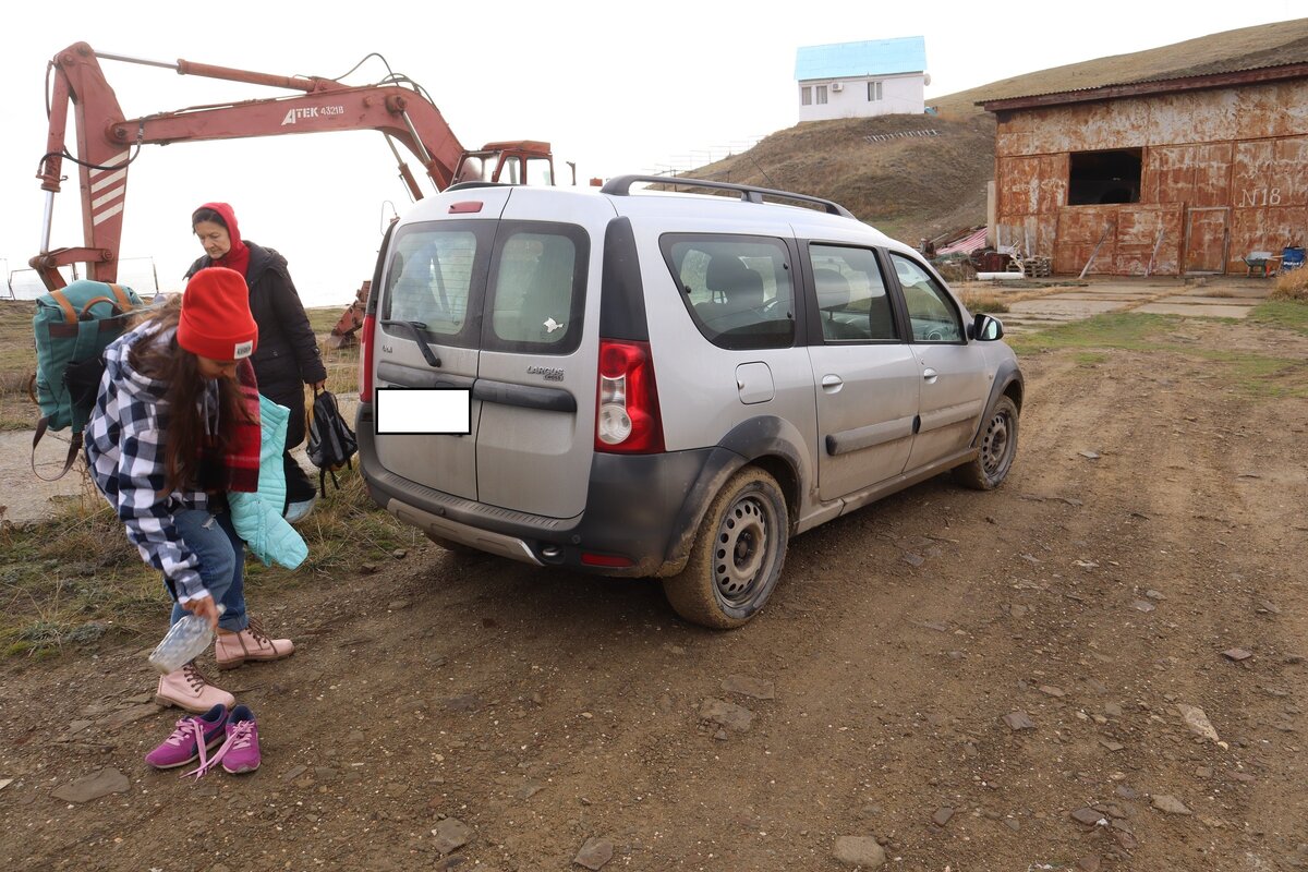 Парковались мы на частной территории. Летом за парковку берут оплату - 100 рублей с человека. 