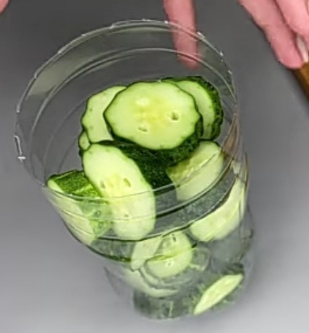 в бутылку кладем огурцы