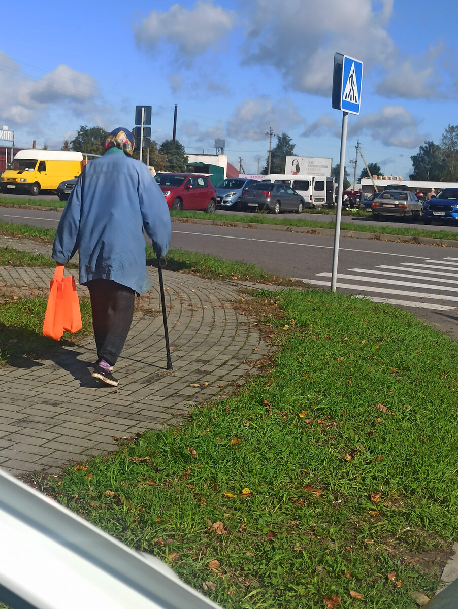 На ярмарку идут одни пенсионеры