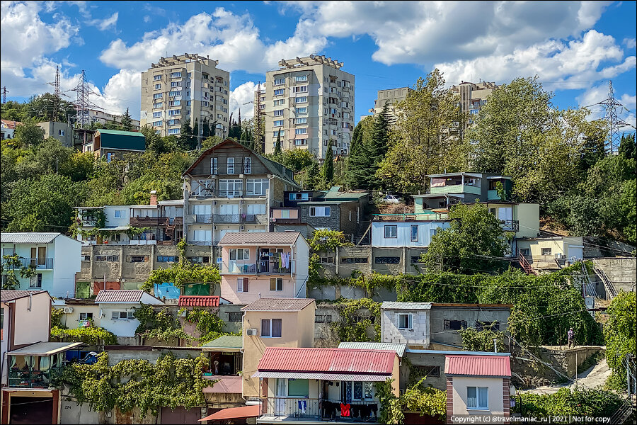 Как в Крыму люди живут в гаражах, которые переделали в квартиры, отели и даже особняки3
