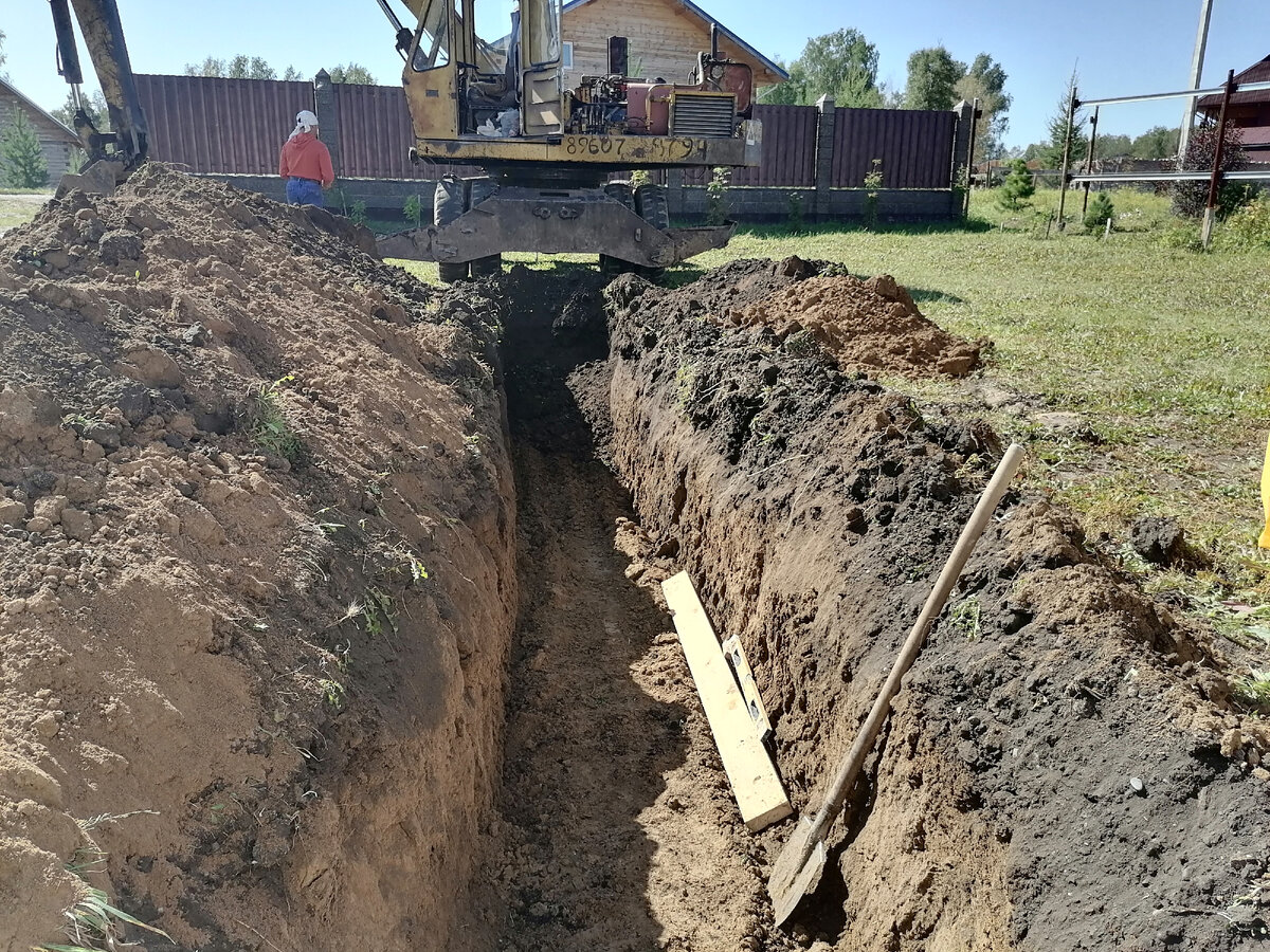 Установка колец септика без крана (с помощью экскаватора). Стоимость септика  с переливом и много фотографий процесса монтажа | Блог самостройщика | Дзен