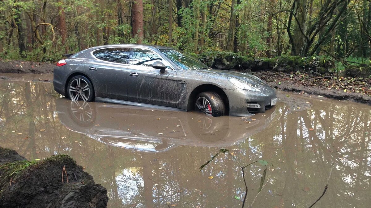 Машина в болоте