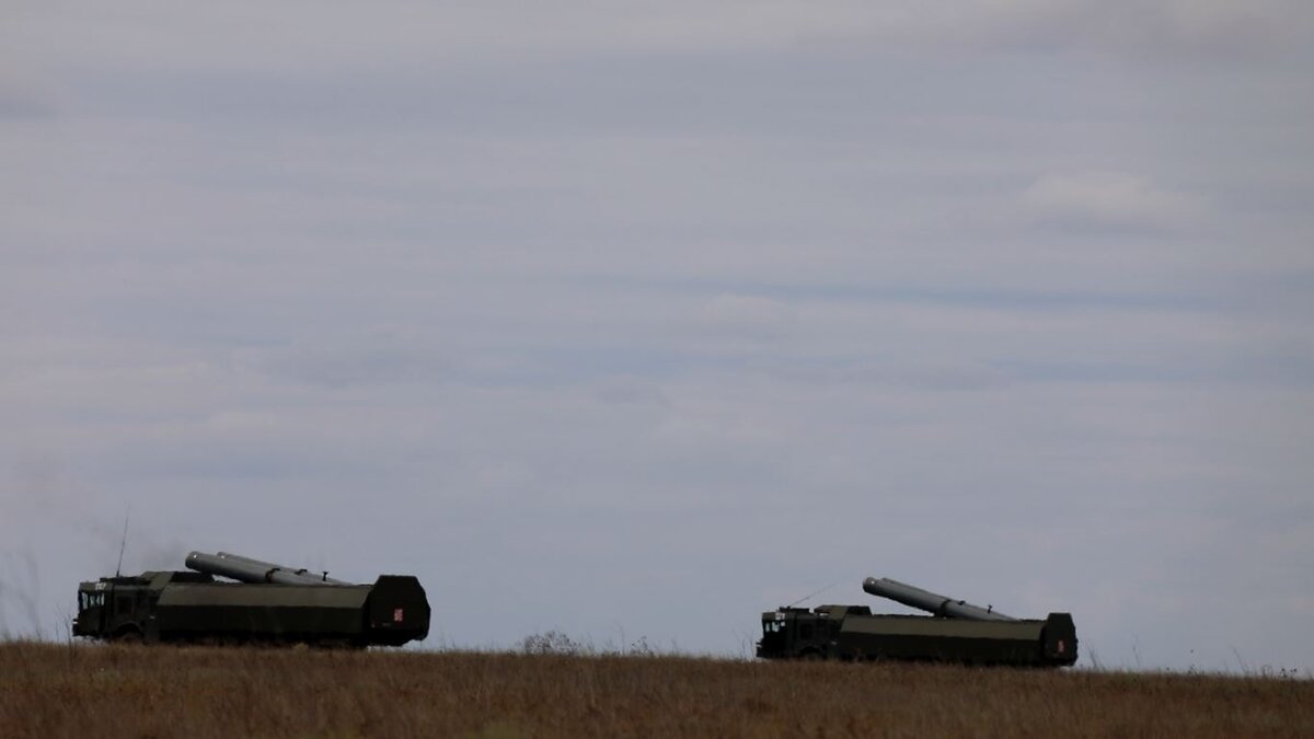 Боевые машины дивизиона БПРК "Бастион" на огневой позиции (Фото отдела информационного обеспечения Черноморского флота)