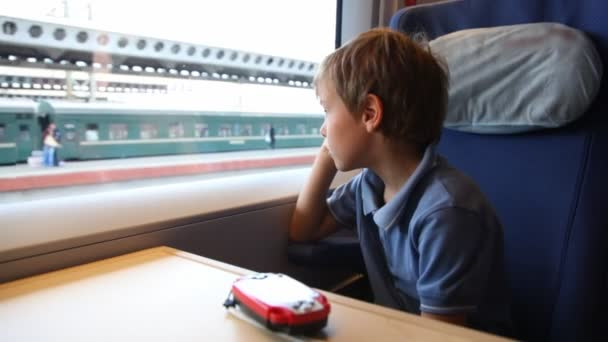 Мальчики поезд с мамой. Про поезда для мальчиков. Мальчик в электричке. Мальчик у окна поезда.