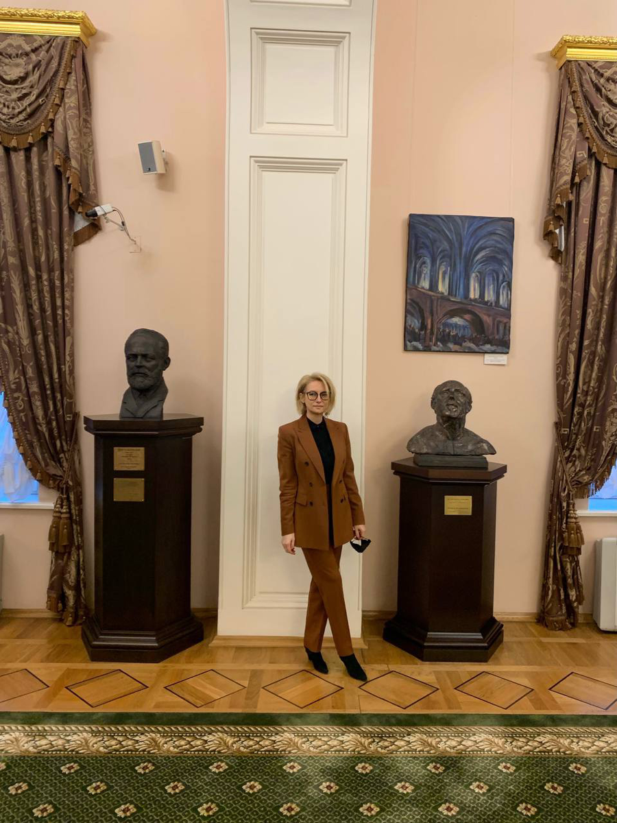 Эксперт моды в костюме цвета яблочной шарлотки😄🤎🤍🤎Фото с официальной страницы ВКонтакте Эвелины Хромченко