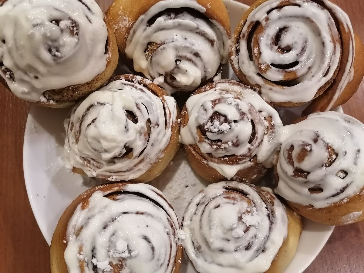 Булочки с корицей и сахарной пудрой. 