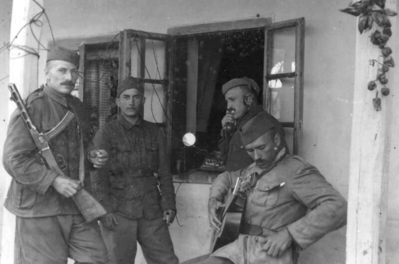 Югославские партизаны у дома в освобожденном городе Нови Бечей (1944)