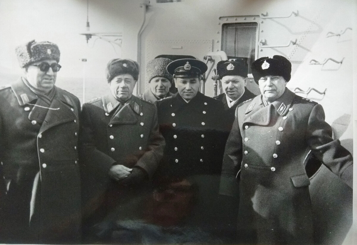 Покрышкин Александр Иванович. Крайний справа. Из коллекции автора.